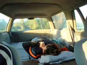 Saeko aan het slapen in de auto