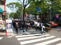 In de rij staan voor een nieuwe winkel Harajuku